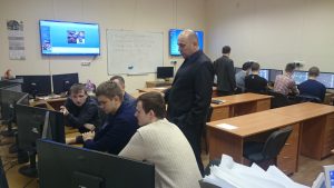 Владимир Заваруев проводит занятия со студентами.