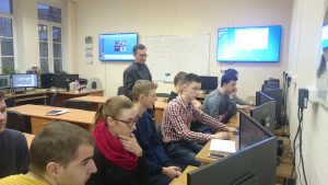 Геннадий Артюшкин проводит занятия со студентами.